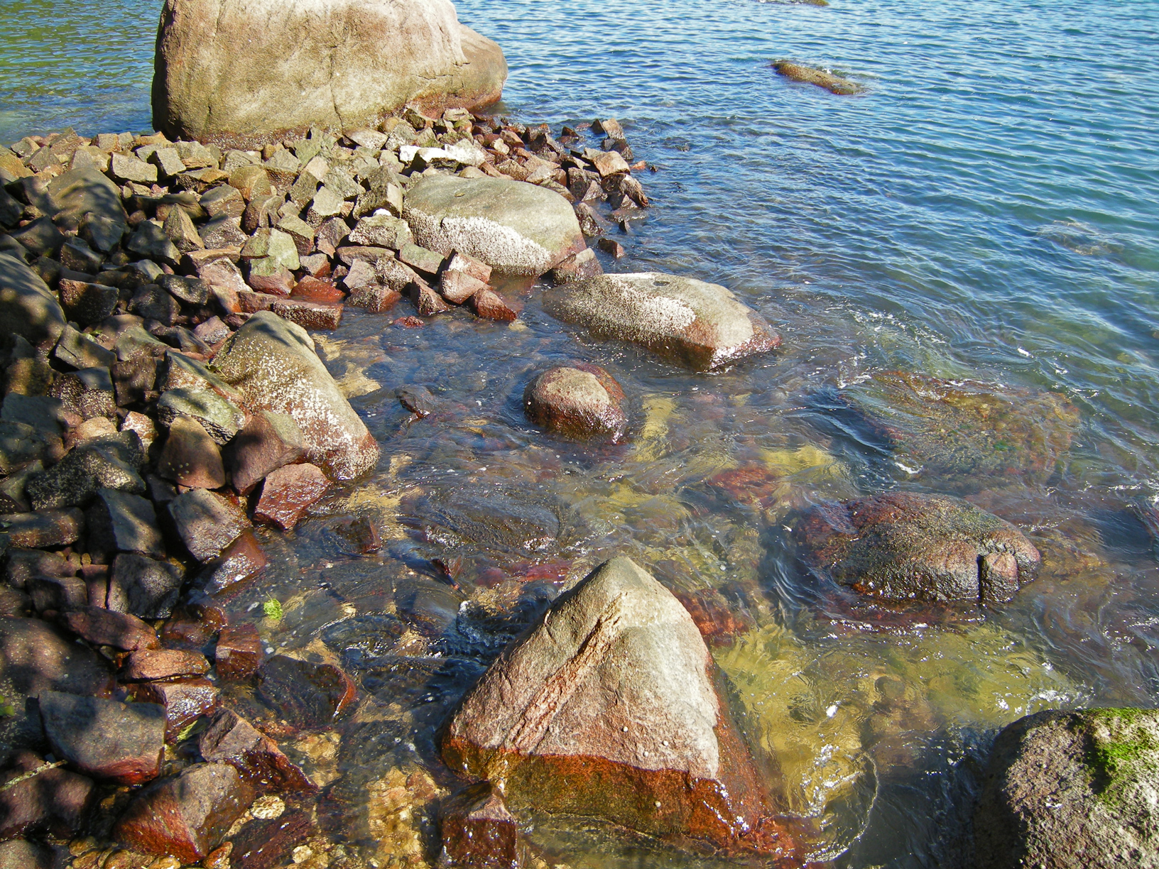 Rocks_by_the_sea.jpg