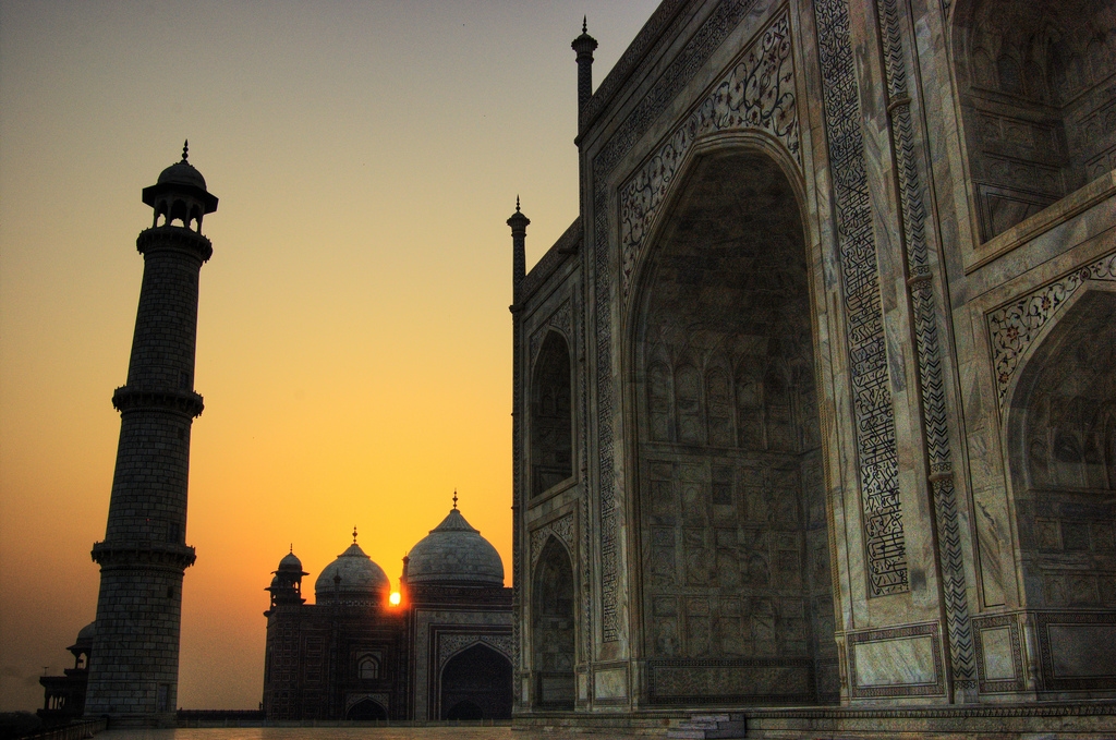 Taj%20Mahal%20in%20Agra%20-%20India%20%28sunrise%29.jpg