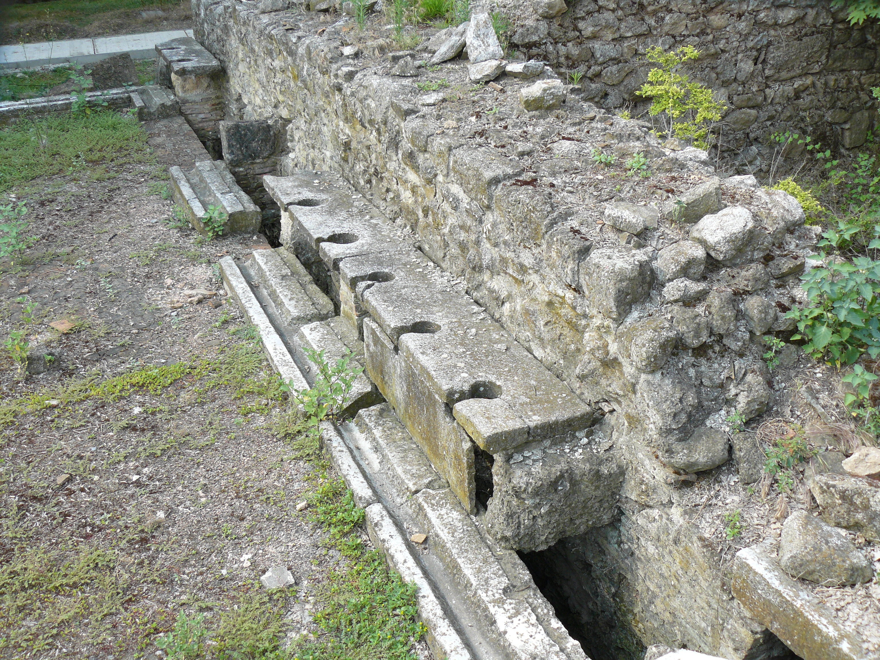 Ancient_toilet_seat_Dion.JPG