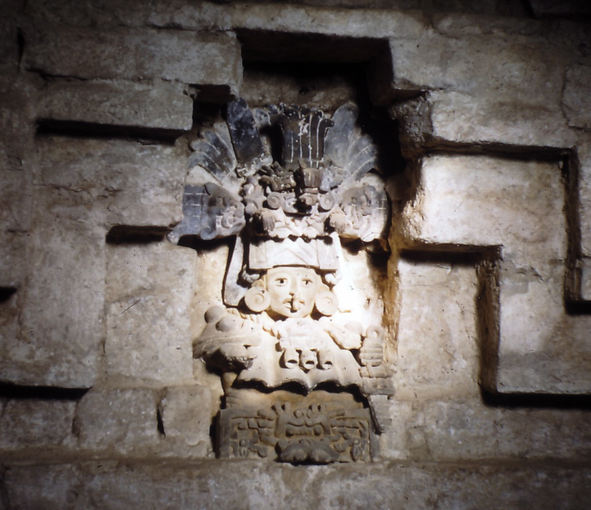 Statue_in_tomb_7_Monte_Alban.jpg
